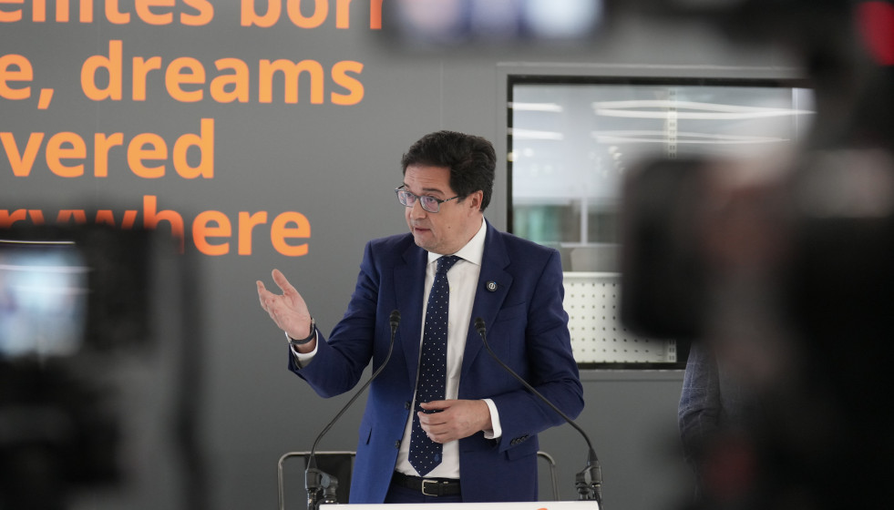 El ministro para la Transformación Digital, Óscar López, durante una visita a Sateliot, a 8 de abril de 2026, en Barcelona, Catalunya (España).