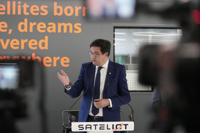 El ministro para la Transformación Digital, Óscar López, durante una visita a Sateliot, a 8 de abril de 2026, en Barcelona, Catalunya (España).