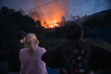 Varias personas observan el incendio forestal en el monte Galleiro, a 6 de abril de 2026, en Ribadetea, Ponteareas, Pontevedra, Galicia (España). El incendio de monte Galleiro comenzó a las 14:47 ho
