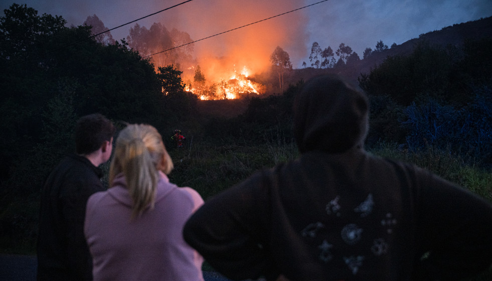 Varias personas observan el incendio forestal en el monte Galleiro, a 6 de abril de 2026, en Ribadetea, Ponteareas, Pontevedra, Galicia (España). El incendio de monte Galleiro comenzó a las 14:47 ho