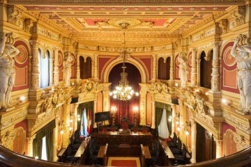 Archivo - Salón de plenos del Ayuntamiento de Ourense, en donde se celebran los enlaces nupciales