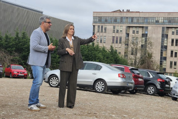 La presidenta del PP de Vigo, Luisa Sánchez, y el concejal Miguel Martín, en los terrenos donde debe construirse la Biblioteca del Estado.