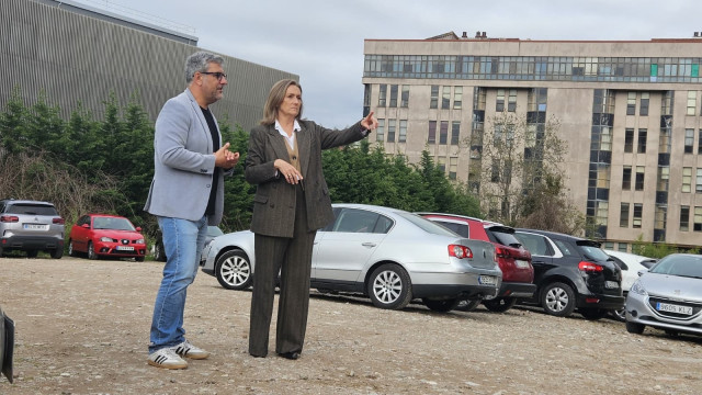 La presidenta del PP de Vigo, Luisa Sánchez, y el concejal Miguel Martín, en los terrenos donde debe construirse la Biblioteca del Estado.