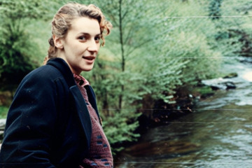 Archivo - Begoña Caamaño posa junto a un río.