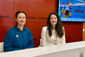 La presidenta de la Coordinadora Galega de ONGD, María Paz, y la concejala de Dereitos e Servizos Sociais, María Rozas, presentan Compostela máis Solidaria