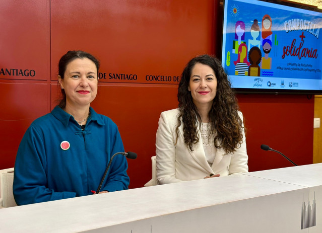 La presidenta de la Coordinadora Galega de ONGD, María Paz, y la concejala de Dereitos e Servizos Sociais, María Rozas, presentan Compostela máis Solidaria