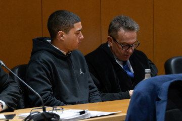 Archivo - El acusado Kaio Amaral (i) y su abogado, José Ramón Sierra (d), durante la sexta sesión del juicio por el asesinato de Samuel Luiz, a 23 de octubre de 2024, en A Coruña, Galicia (España