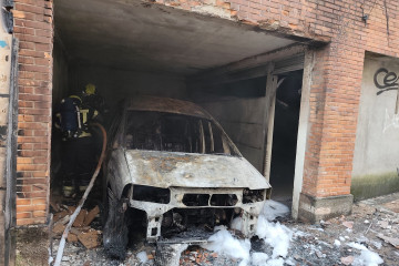 Arde una furgoneta en un garaje y obliga a evacuar un edificio en Pontevedra
