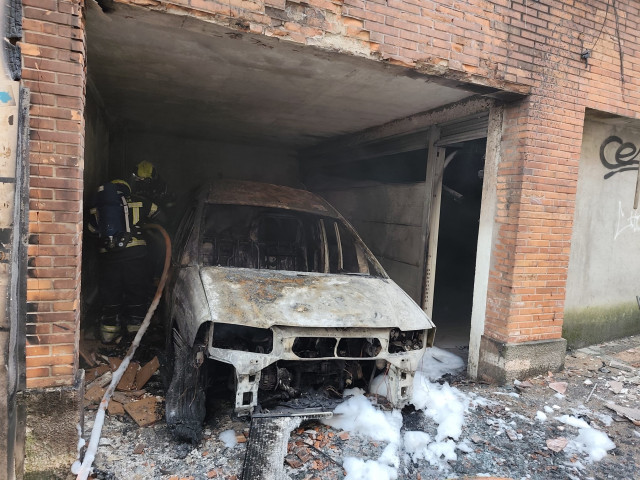 Arde una furgoneta en un garaje y obliga a evacuar un edificio en Pontevedra