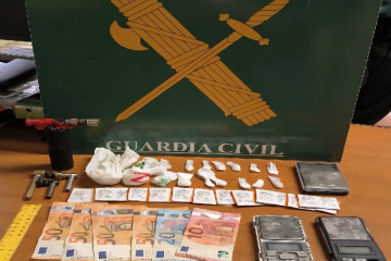 Detenidos por tráfico de drogas dos vecinos de O Carballiño (Ourense) a los que se les intervino MDMA, cocaína, heroína y cannabis.