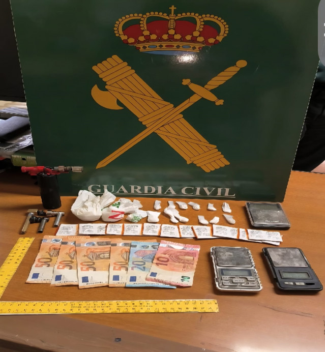 Detenidos por tráfico de drogas dos vecinos de O Carballiño (Ourense) a los que se les intervino MDMA, cocaína, heroína y cannabis.