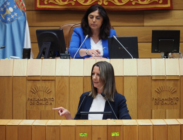 Archivo - Lara Méndez (PSdeG) y Elena Candia (PPdeG), en el pleno del Parlamento (imagen de archivo)