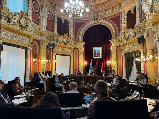 Pleno extraordinario en el Ayuntamiento de Ourense, presidido por su alcalde, Gonzalo Pérez Jácome