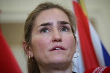 La vicepresidenta y ministra para la Transición Ecológica y el Reto Demográfico, Sara Aagesen, tras una reunión con el economista y académico británico, Nicholas Stern, en la sede del Ministerio