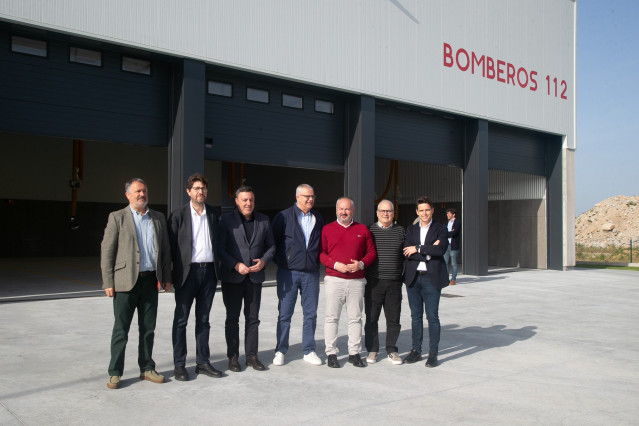 El presidente de la Diputación de A Coruña y máximo responsable del Consorcio Contraincendios de A Coruña, Valentín González Formoso, y el alcalde de Arteixo, Carlos Calvelo, en la entrega del nuevo parque de bomberos de Morás
