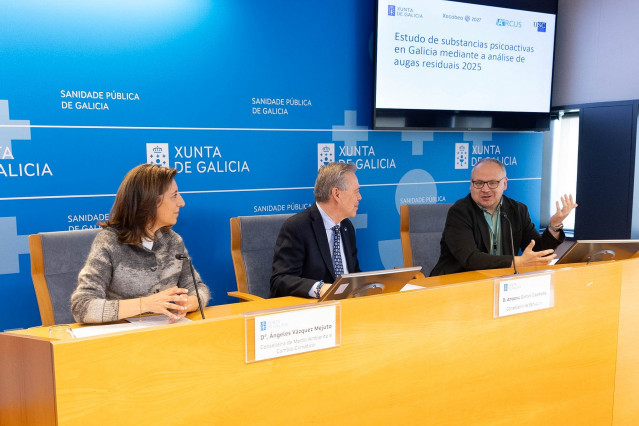 El conselleiro de Sanidade, Antonio Gómez Caamaño; la conselleira de Medio Ambiente e Cambio Climático, Ángeles Vázquez; y el investigador del área Químico Analítica de la USC, José Benito Quintana, presentan los resultados del estudio