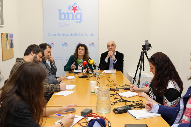 Los concejales del BNG Avia Veira y Francisco Jorquera ofrecen una rueda de prensa sobre la situación económica en el Ayuntamiento de A Coruña