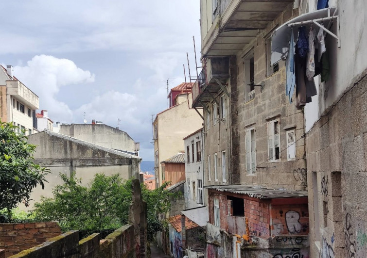 Una niña sobrevive traes caer desde un sexto piso en el centro de Vigo