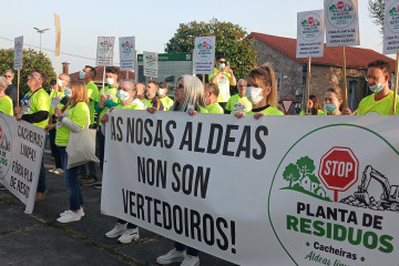 Concentración de la Plataforma STOP Planta de Residuos Cacheiras ante el Consistorio de Teo, donde se celebró un pleno extraordinario sobre la instalación industrial