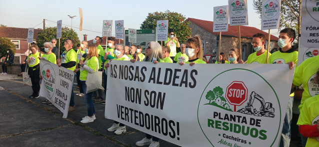Concentración de la Plataforma STOP Planta de Residuos Cacheiras ante el Consistorio de Teo, donde se celebró un pleno extraordinario sobre la instalación industrial