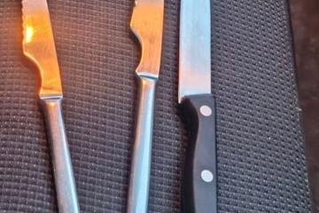 Cuchillos intervenidos al detenido.