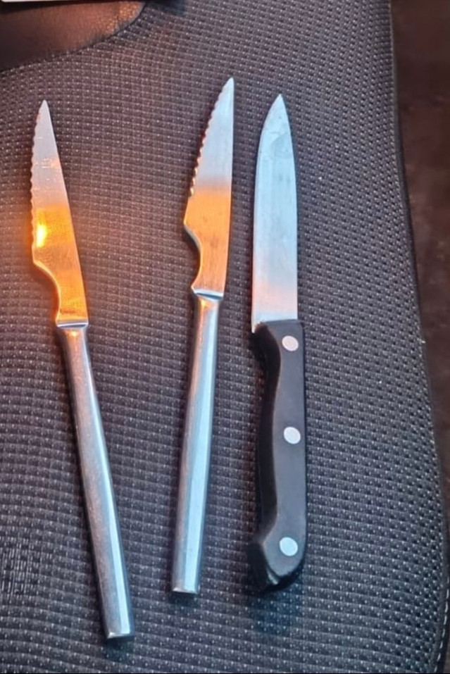 Cuchillos intervenidos al detenido.