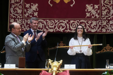 El presidente de la Xunta de Galicia, Alfonso Rueda (c), junto a la catedrática Rosa Crujeiras (d), que toma posesión como rectora de la Universidad de Santiago de Compostela, a 10 de abril de 2026,