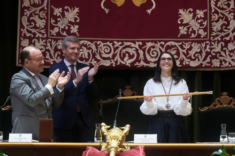 El presidente de la Xunta de Galicia, Alfonso Rueda (c), junto a la catedrática Rosa Crujeiras (d), que toma posesión como rectora de la Universidad de Santiago de Compostela, a 10 de abril de 2026,