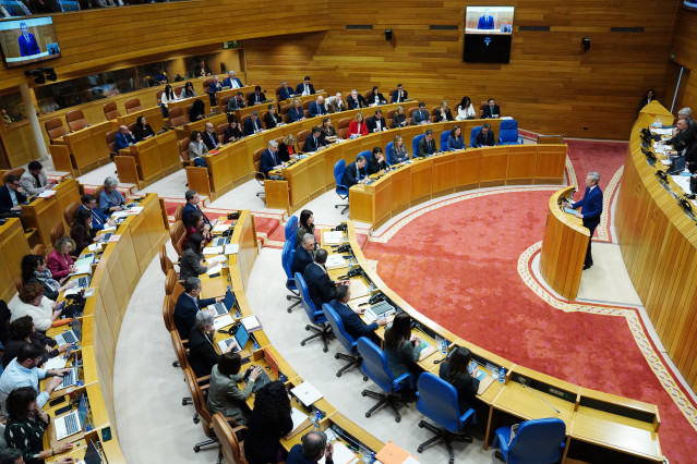 El presidente de la Xunta de Galicia, Alfonso Rueda (d), durante el Debate sobre el Estado de la Autonomía, a 8 de abril de 2026, en Santiago de Compostela, A Coruña, Galicia (España). El Gobierno  gallego se enfrenta al Debate sobre el Estado de la Auton