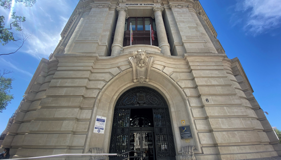 Archivo - Exterior de una oficina de la Agencia Tributaria el día en el que arranca la Campaña de la Renta 2020, a 7 de abril de 2021, en Madrid (España). La Campaña de la Renta y Patrimonio de 20