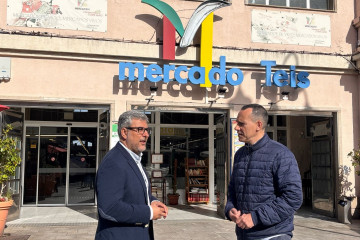 Los concejales del PP Miguel Martín, y Fernando G.Abeijón, delante del mercado municipal de Teis (Vigo).