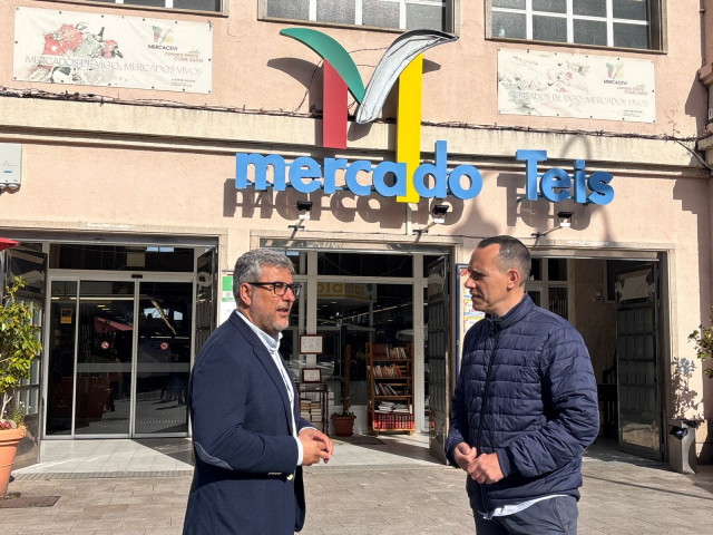 Los concejales del PP Miguel Martín, y Fernando G.Abeijón, delante del mercado municipal de Teis (Vigo).