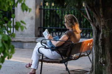 Archivo - Una mujer leyendo durante la 83ª edición de la Feria del Libro de Madrid, en el Parque del Retiro, a 1 de junio de 2024, en Madrid (España).