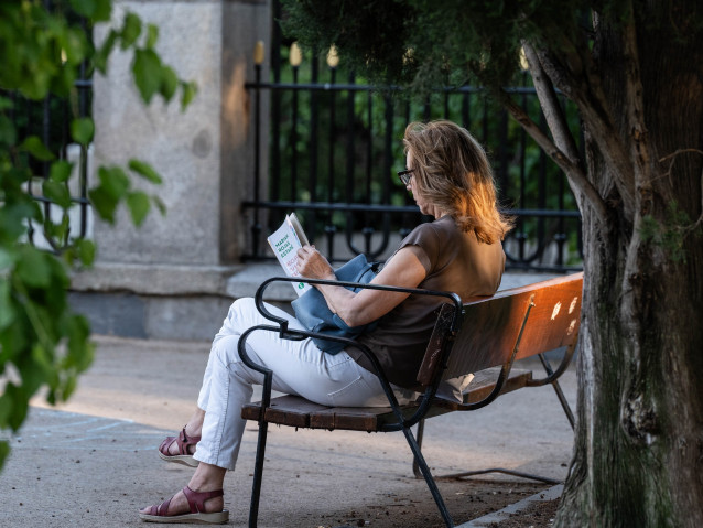 Archivo - Una mujer leyendo durante la 83ª edición de la Feria del Libro de Madrid, en el Parque del Retiro, a 1 de junio de 2024, en Madrid (España).