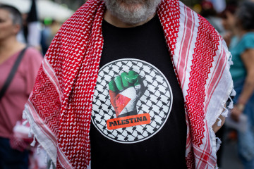 Archivo - Una persona durante una concentración en apoyo a la Global Sumud Flotilla, a 2 de octubre de 2025, en Santiago de Compostela, A Coruña, Galicia (España).