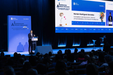 El conselleiro de Educación, Román Rodríguez, interviene en el congreso 'Intelixencia Artificial e Educación. Da comprensión técnica ao impacto humano', a 11 de abril de 2026.