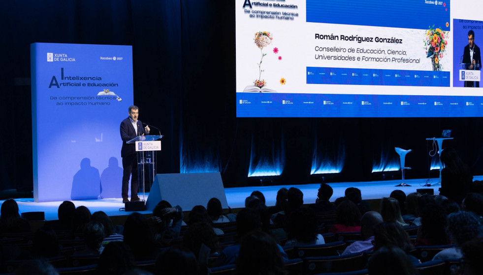 El conselleiro de Educación, Román Rodríguez, interviene en el congreso 'Intelixencia Artificial e Educación. Da comprensión técnica ao impacto humano', a 11 de abril de 2026.
