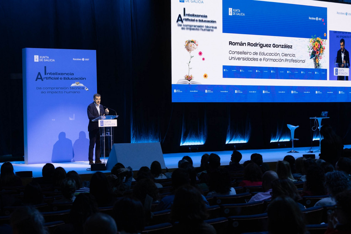 El conselleiro de Educación, Román Rodríguez, interviene en el congreso 'Intelixencia Artificial e Educación. Da comprensión técnica ao impacto humano', a 11 de abril de 2026.