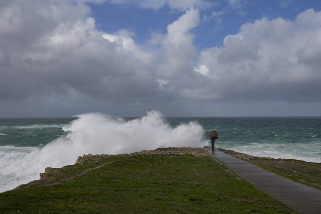 Archivo - Olas durante el frente meteorológico, a 23 de febrero de 2024, en A Coruña, Galicia (España). La Agencia Estatal de Meteorología (Aemet) decretó un aviso naranja por temporal costero en el litoral gallego que ya está activo.