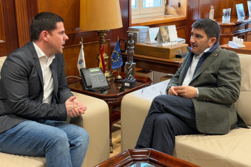 El delegado del Gobierno, Pedro Blanco, traslada al alcalde de A illa que el nuevo reglamento reforzará la seguridad jurídica en el litoral