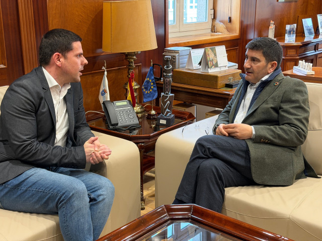 El delegado del Gobierno, Pedro Blanco, traslada al alcalde de A illa que el nuevo reglamento reforzará la seguridad jurídica en el litoral