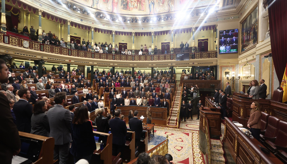 Archivo - Diputados en el hemiciclo durante una sesión de control al Gobierno.