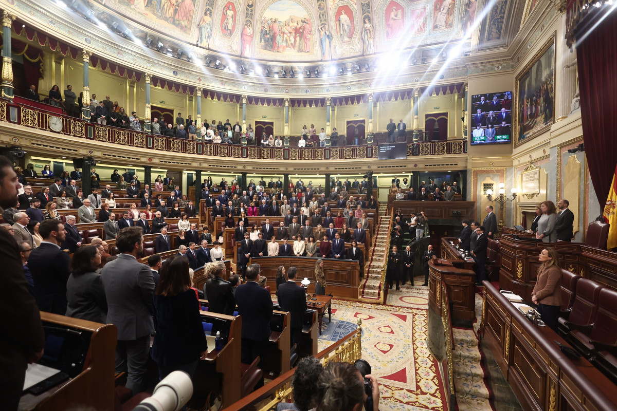 Archivo - Diputados en el hemiciclo durante una sesión de control al Gobierno.