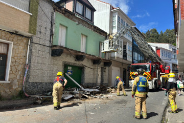 Intervención de Bomberos de Ferrol tras el derrumbe de una galería parcial en una vivienda abandonada en el barrio de A Graña,a a 11 de abril de 2026.