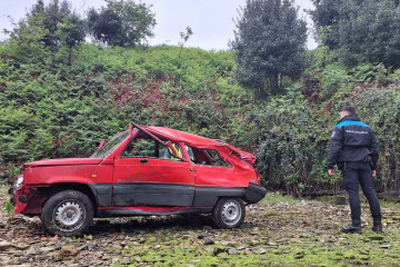 Un coche sufrió una salida de vía en Ribadeo (Lugo), a 11 de abril de 2026.