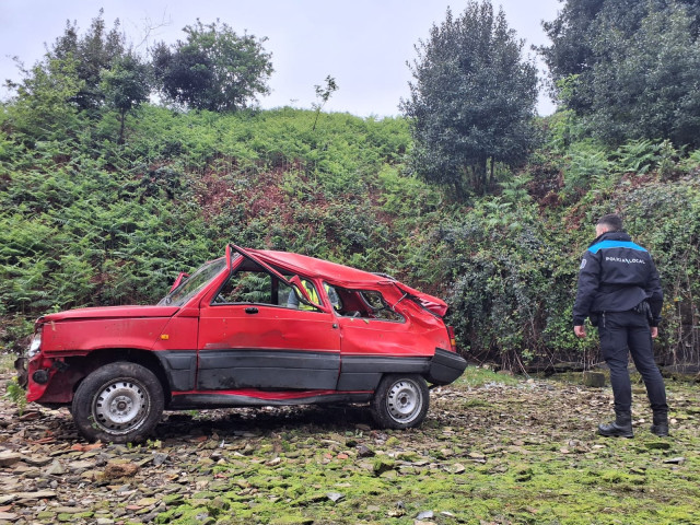 Un coche sufrió una salida de vía en Ribadeo (Lugo), a 11 de abril de 2026.