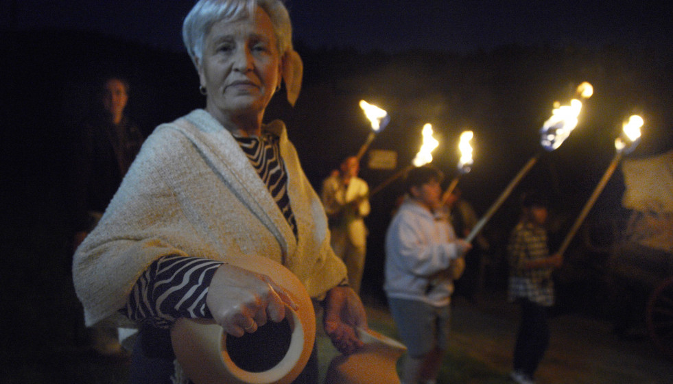 Las mujeres recogen por las casas la piezas de barro ya seco, para transportarlas en carro hasta los hornos comunales, a 10 de abril de 2026, en Santa María de Niñodaguia, Xunqueira de Espadanedo, O