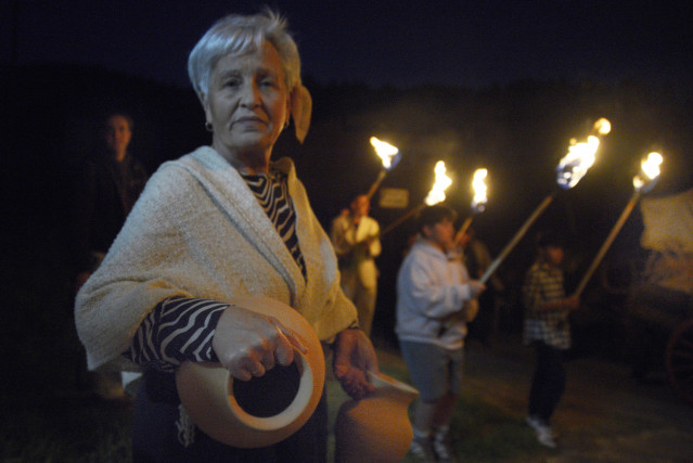 Las mujeres recogen por las casas la piezas de barro ya seco, para transportarlas en carro hasta los hornos comunales, a 10 de abril de 2026, en Santa María de Niñodaguia, Xunqueira de Espadanedo, Ourense, Galicia (España).