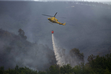 Archivo - Labores de extinción del incendio forestal que se originó la pasada madrugada en el entorno de la localidad de Ferreirós de Abaixo, en el municipio de Folgoso do Courel, a 12 de junio de 