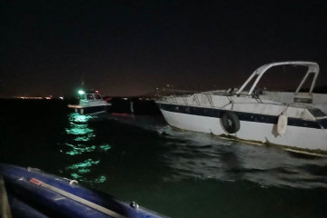 Yate remolcado en O Grove (Pontevedra) en la noche del sábado 11 de abril de 2026.
